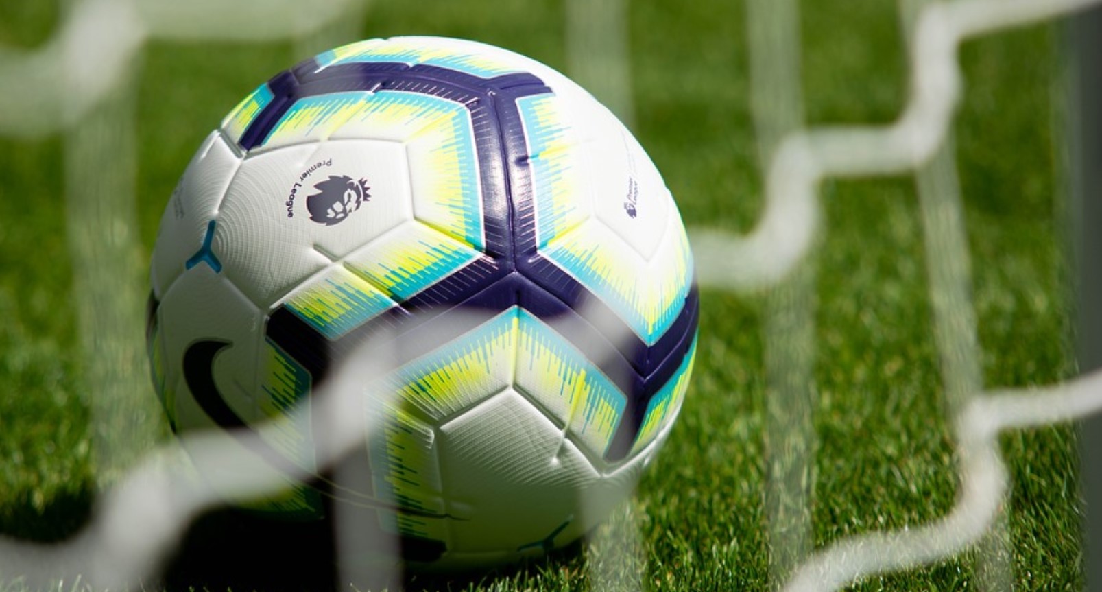 Where to place the wall - goalkeeper's dilemma with free kicks